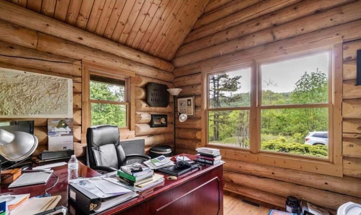 Luxury Log 7bed/6.5bath Cabin: Theater, Game Room, 7 Acres! - Housity