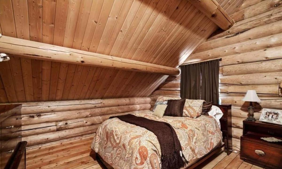 Luxury Log 7bed/6.5bath Cabin: Theater, Game Room, 7 Acres! - Housity