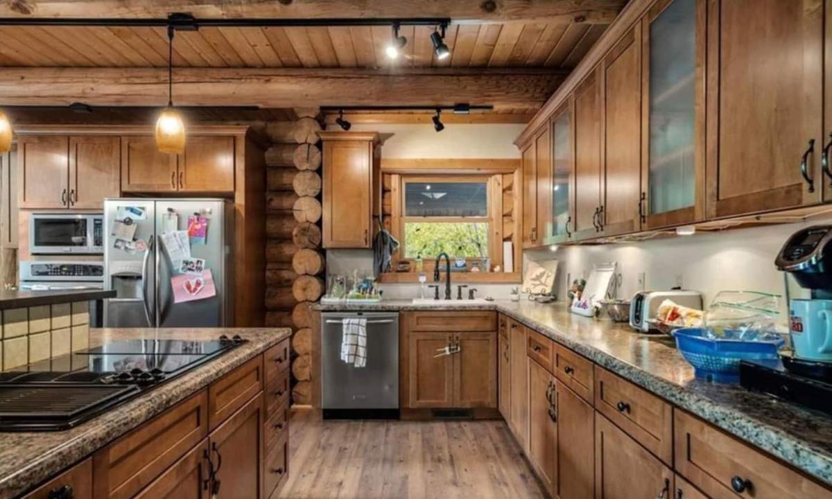 Luxury Log 7bed/6.5bath Cabin: Theater, Game Room, 7 Acres! - Housity
