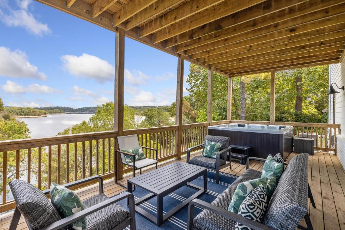 The Dogwood · 5BR - The Dogwood *NEW* Spring Discounts, ON Lake - Housity
