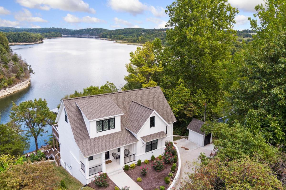 The Dogwood · 5BR - The Dogwood *NEW* Spring Discounts, ON Lake - Housity