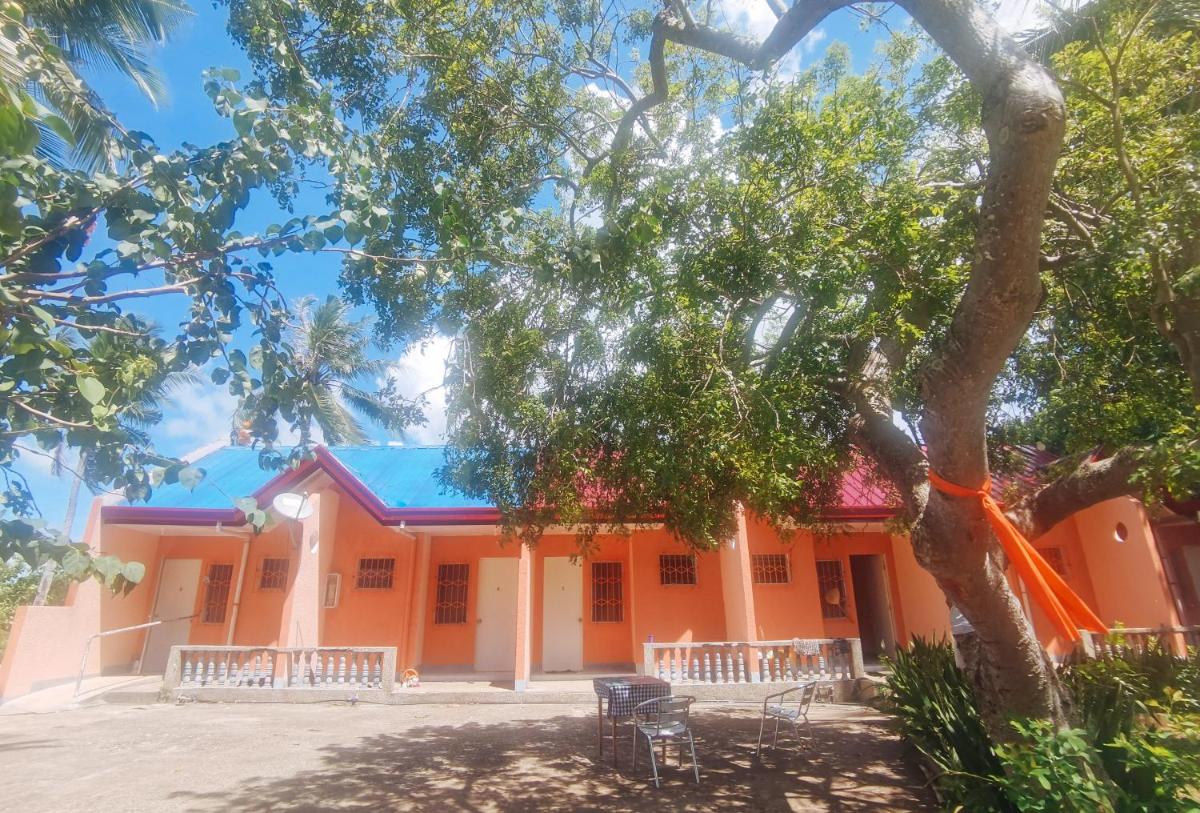 Warren's Beach Resort San Remigio - Housity