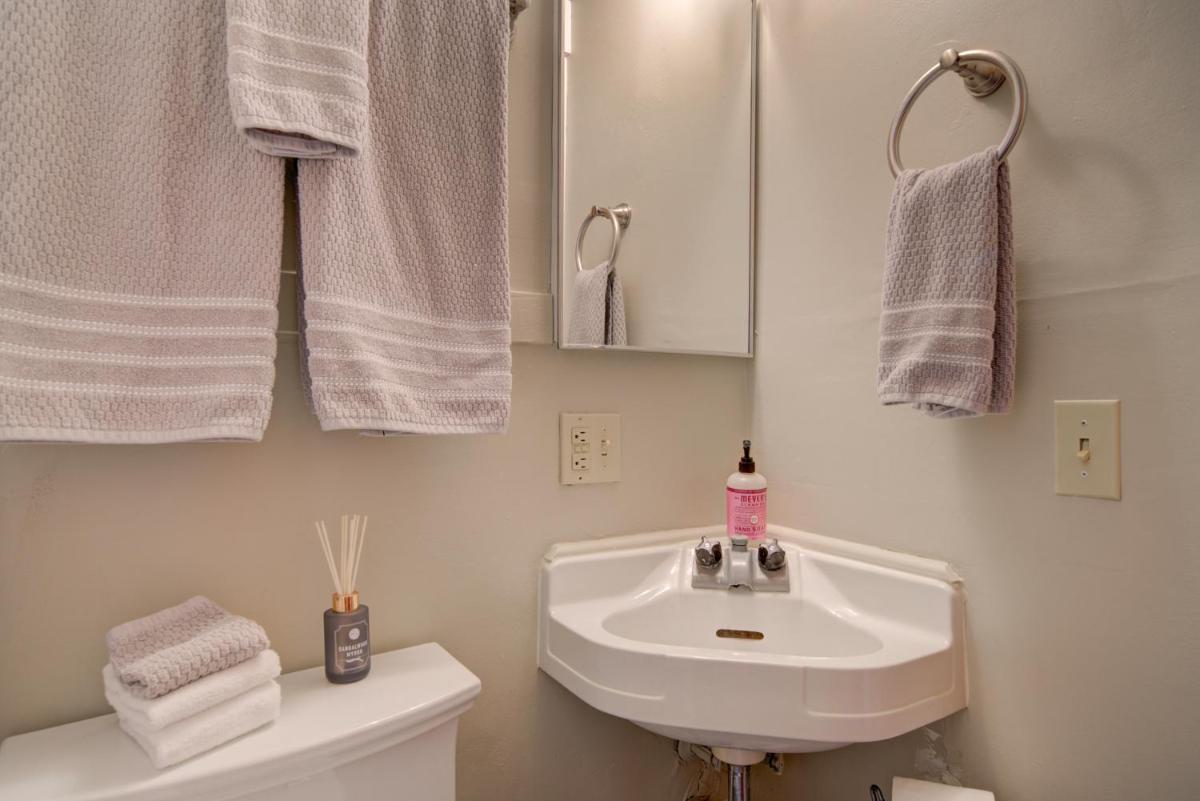 Charming and cozy downtown Bozeman 1 bedroom condo Walk to dinner and drinks - Housity