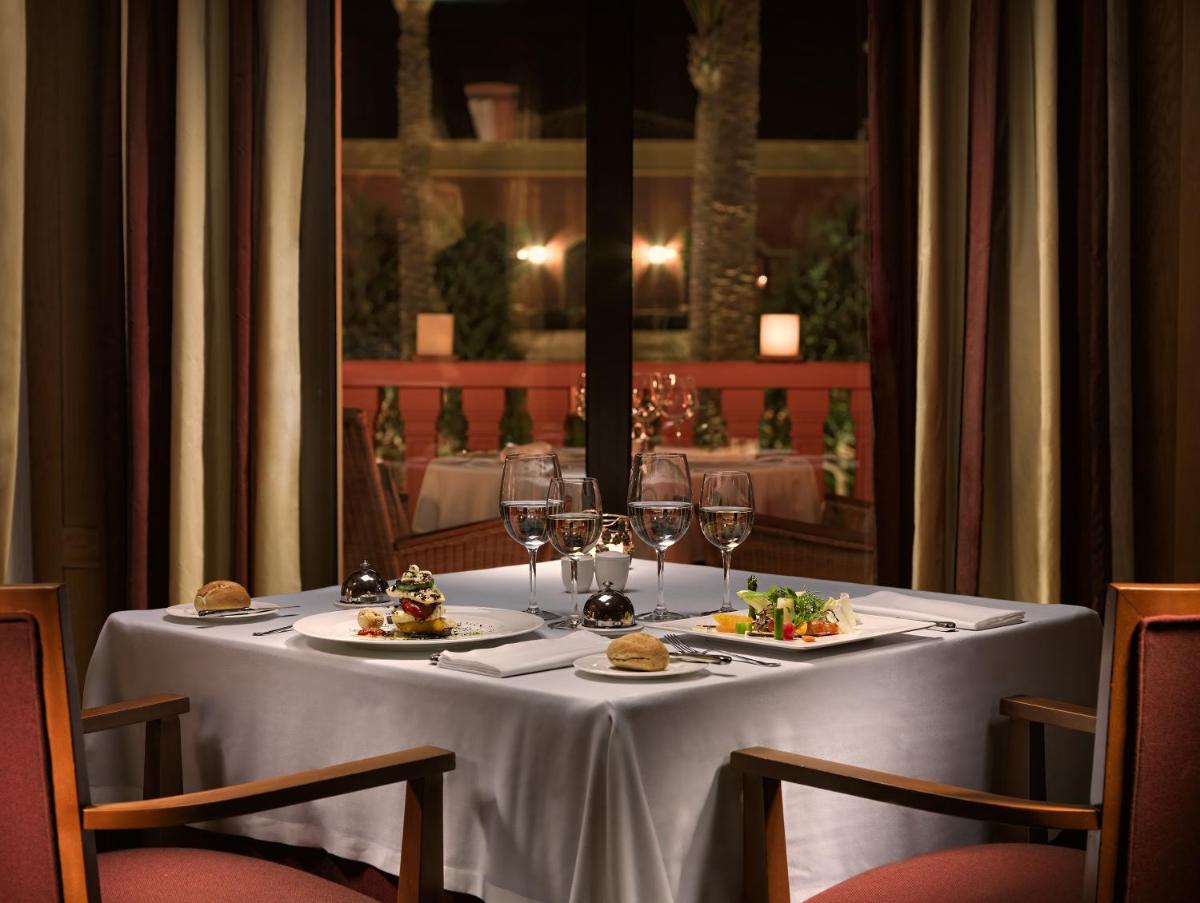 Comida en o cerca de este hotel