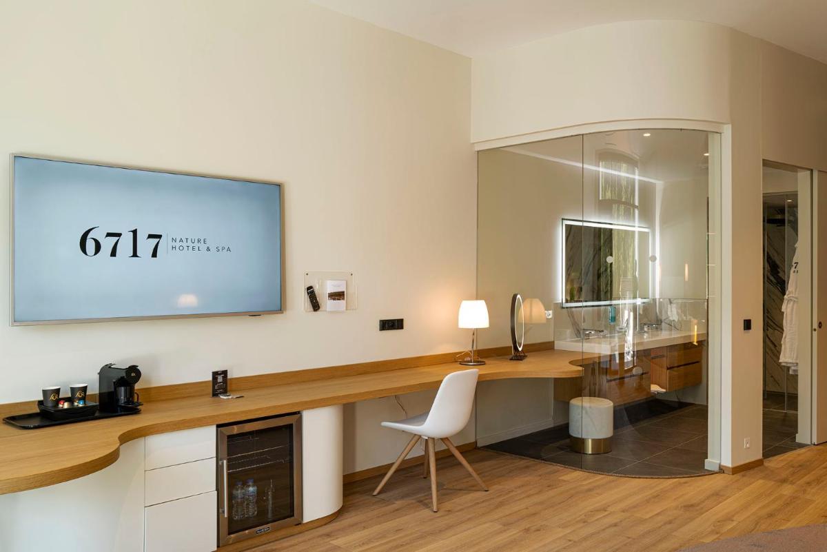 Télévision ou salle de divertissement dans l'établissement 6717 Nature Hôtel & Spa Le Clos des Délices