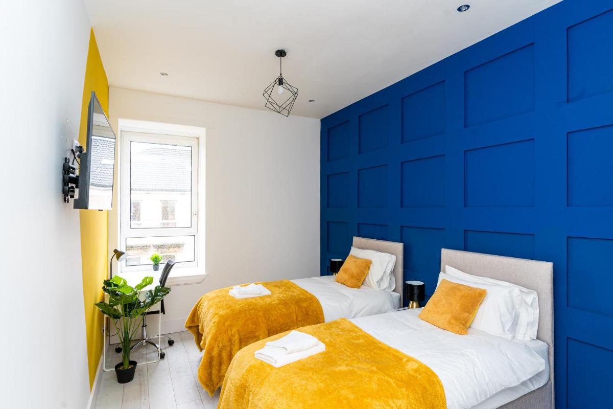 Suitetrails - Cheerful 2 Bedroom Homely Apartment, Sleeps 4 Guest Comfy, 1x Double Bed, 2x Single Beds, Parking, Free WiFi, Suitable For Business, Leisure Guest,Glasgow, Glasgow West End, Near City Centre