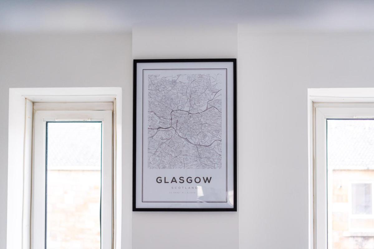 Suitetrails - Cheerful 2 Bedroom Homely Apartment, Sleeps 4 Guest Comfy, 1x Double Bed, 2x Single Beds, Parking, Free WiFi, Suitable For Business, Leisure Guest,Glasgow, Glasgow West End, Near City Centre