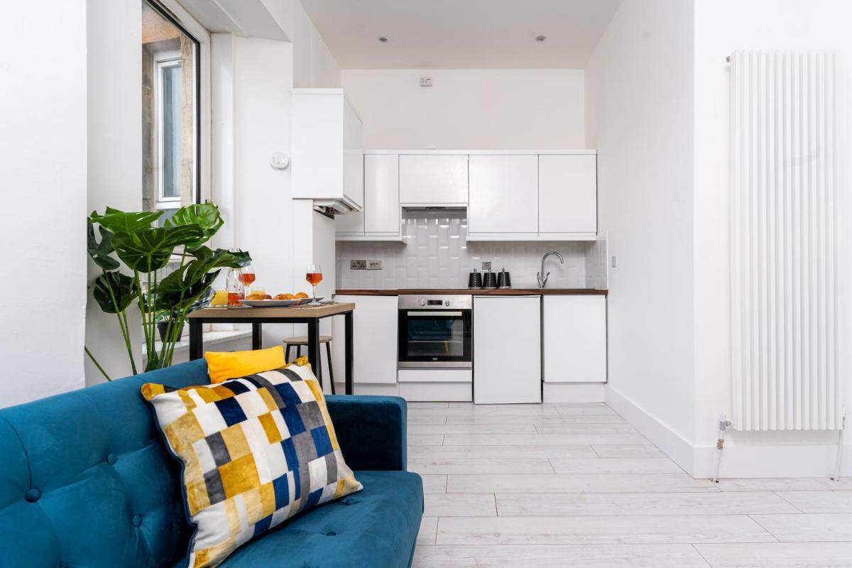 Cheerful 2 Bedroom Homely Apartment, Sleeps 4 Guest Comfy, 3x Double Bed, Parking, Free WiFi, Suitable For Business, Leisure Guest,Glasgow, Glasgow West End, Near City Centre, Perfect For Common Wealth Games 2026 - Hizvo