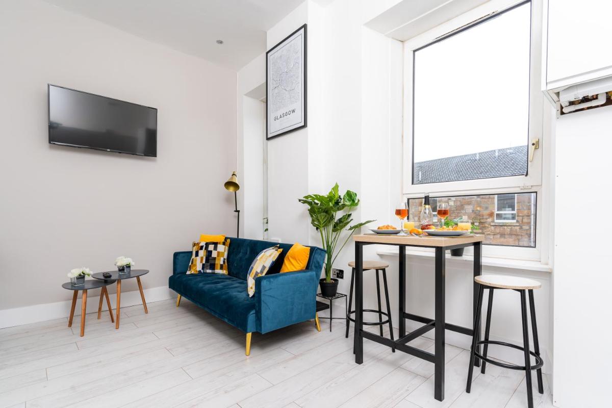 Cheerful 2 Bedroom Homely Apartment, Sleeps 4 Guest Comfy, 3x Double Bed, Parking, Free WiFi, Suitable For Business, Leisure Guest,Glasgow, Glasgow West End, Near City Centre, Perfect For Common Wealth Games 2026 - Hizvo
