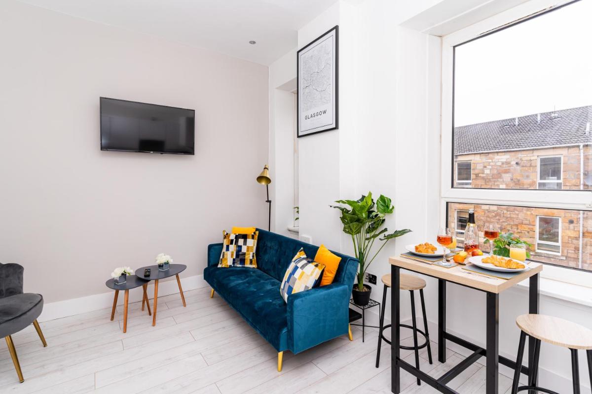 Cheerful 2 Bedroom Homely Apartment, Sleeps 6 Guest Comfy, 3x Double Bed, Parking, Free WiFi, Suitable For Business, Leisure Guest,Glasgow, Glasgow West End, Near City Centre - Housity
