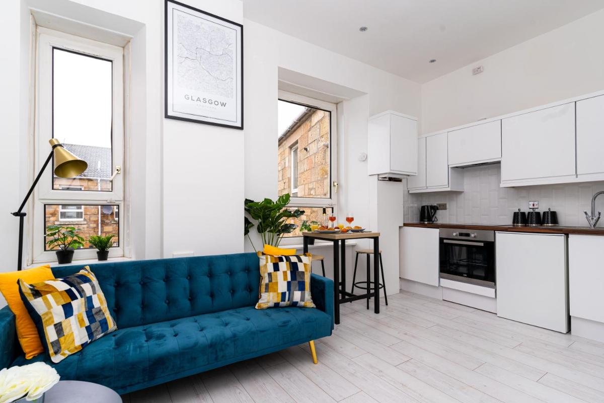 Suitetrails - Cheerful 2 Bedroom Homely Apartment, Sleeps 4 Guest Comfy, 1x Double Bed, 2x Single Beds, Parking, Free WiFi, Suitable For Business, Leisure Guest,Glasgow, Glasgow West End, Near City Centre
