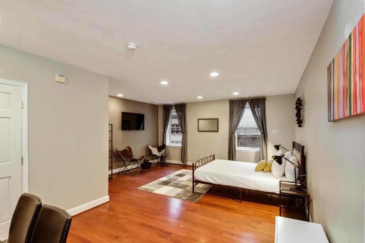 The Dreamers Penthouse-Funky 3BD in Center City - Housity