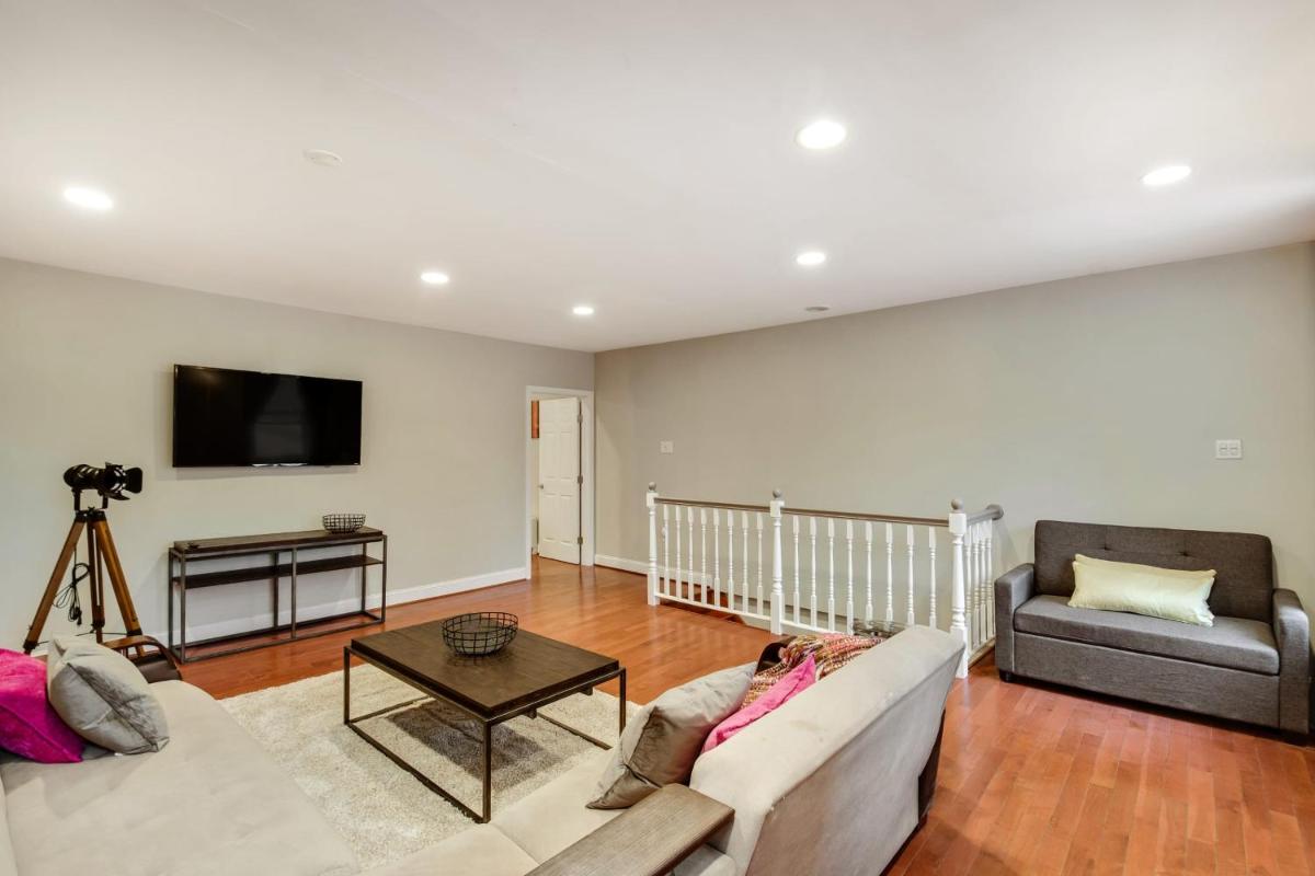 The Dreamers Penthouse-Funky 3BD in Center City - Housity