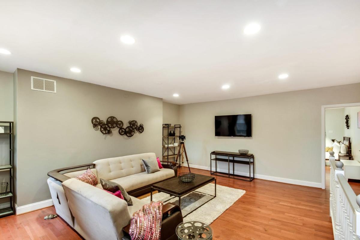 The Dreamers Penthouse-Funky 3BD in Center City - Housity