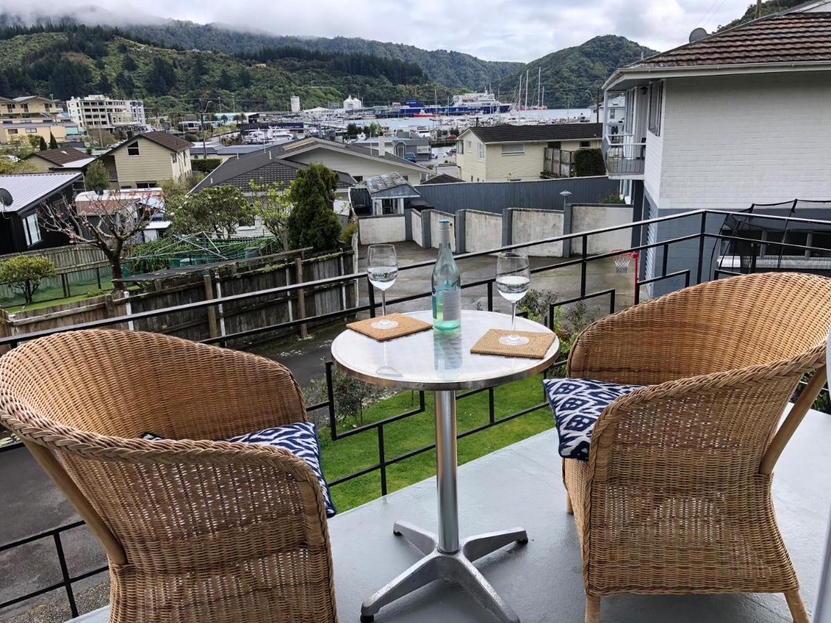 Sunny Seaview House 5 minute walk to town - Housity