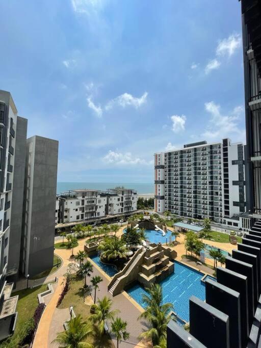 OPAHOME@SWISS GARDEN RESIDENCE (POOL VIEW) 1 Bedroom Studio with WIFI + NETFLIX - Housity