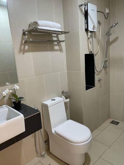 Suitetrails - OPAHOME@SWISS GARDEN RESIDENCE (POOL VIEW) 1 Bedroom Studio with WIFI + NETFLIX