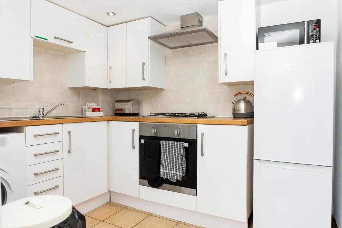 Cheltenham-Spacious 2 Bedroom Home-Sleeps 6-Parking-Garden-Wifi - Housity