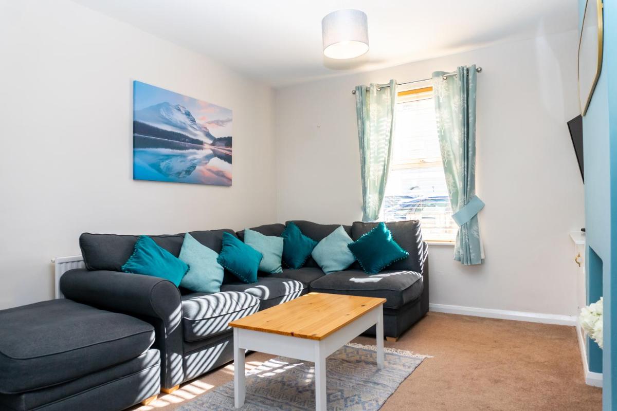 Cheltenham-Spacious 2 Bedroom Home-Sleeps 6-Parking-Garden-Wifi - Housity