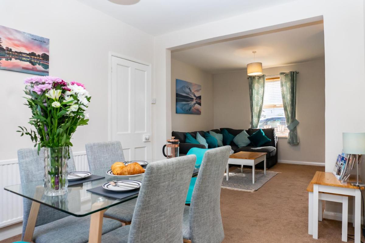 Cheltenham-Spacious 2 Bedroom Home-Sleeps 6-Parking-Garden-Wifi - Housity