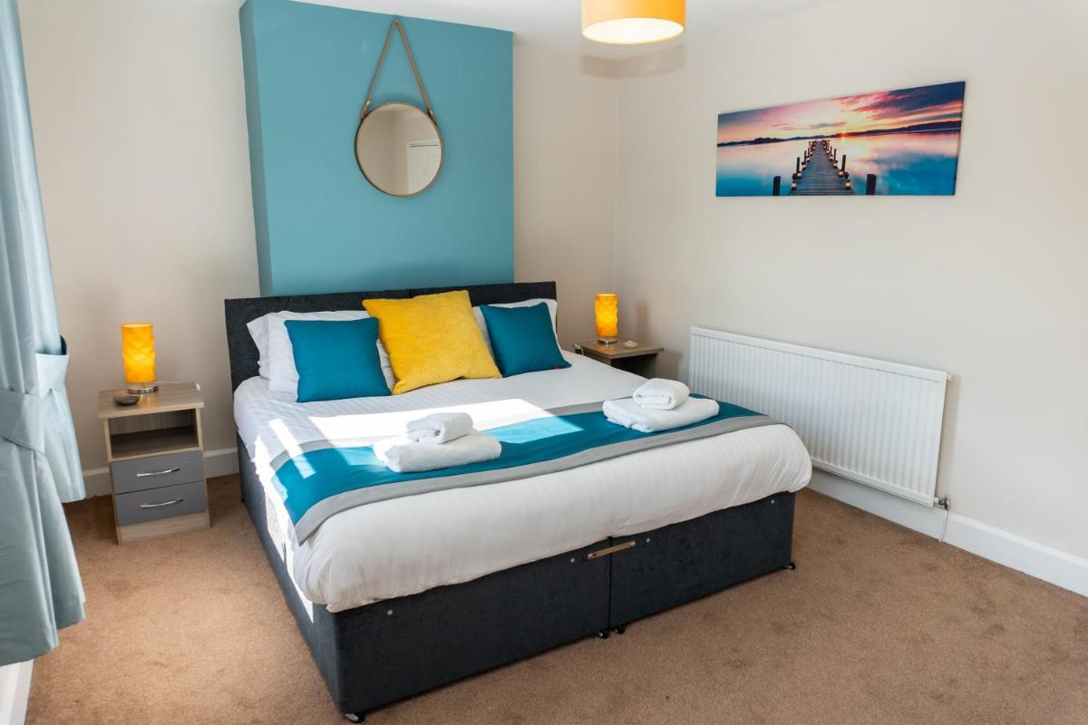 Cheltenham-Spacious 2 Bedroom Home-Sleeps 6-Parking-Garden-Wifi - Housity