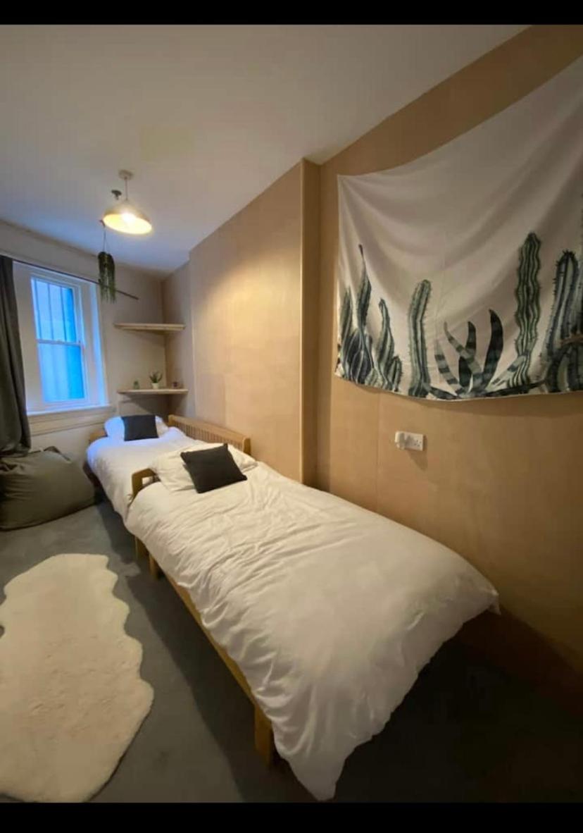 Hot tub & cinema screen on seafront - Housity