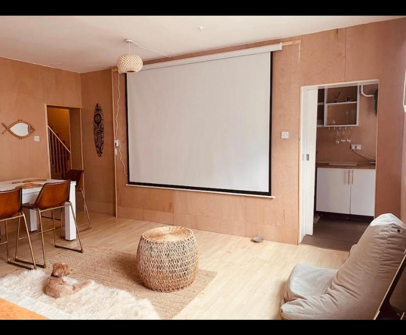 Hot tub & cinema screen on seafront - Housity