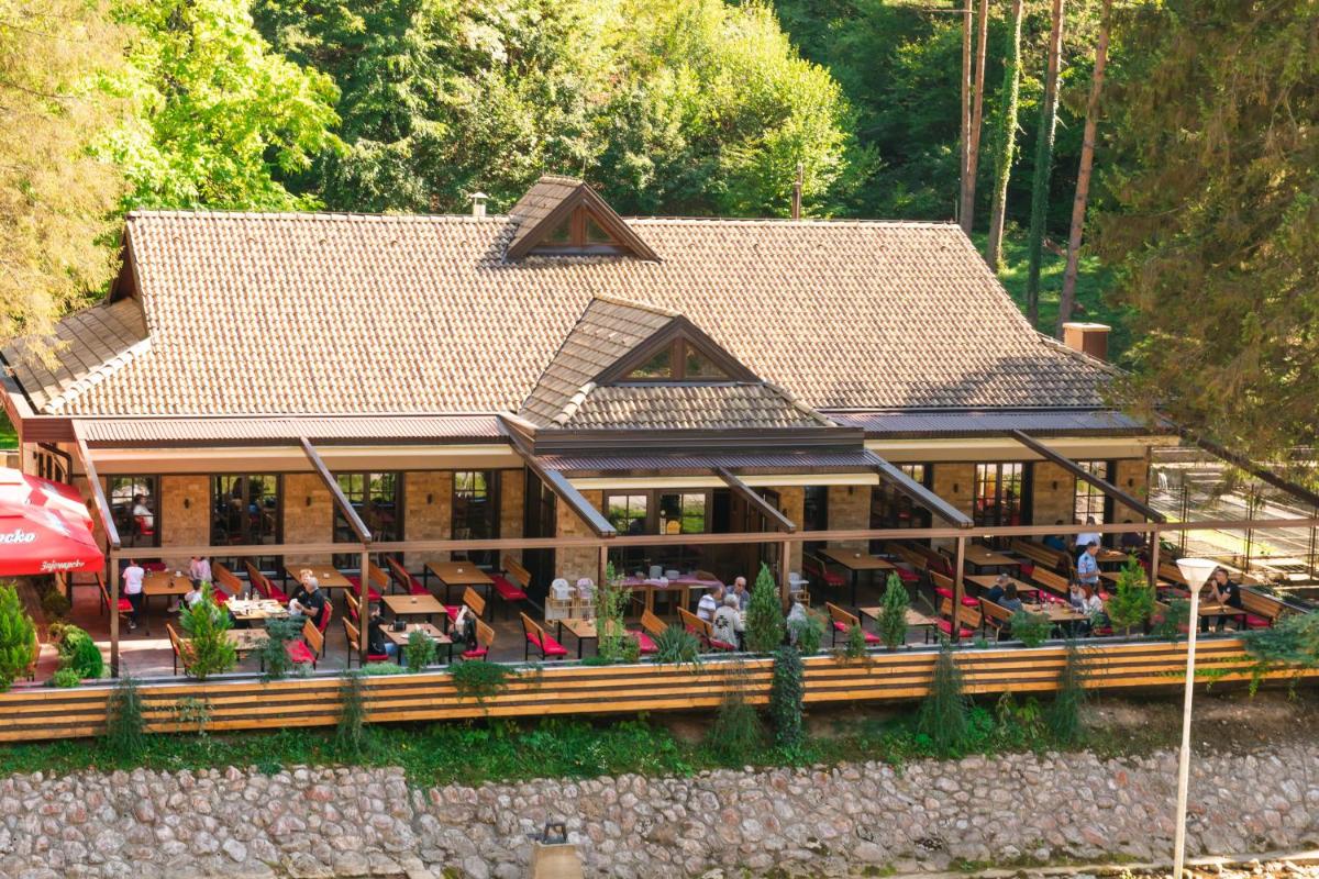 Anin Dvor Šekovići - Housity