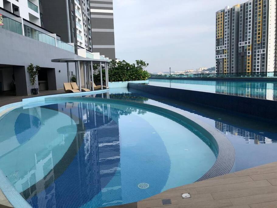 Symphony Tower Balakong Family Room Netflix & 100mbps WiFi (3-6pax) - Housity