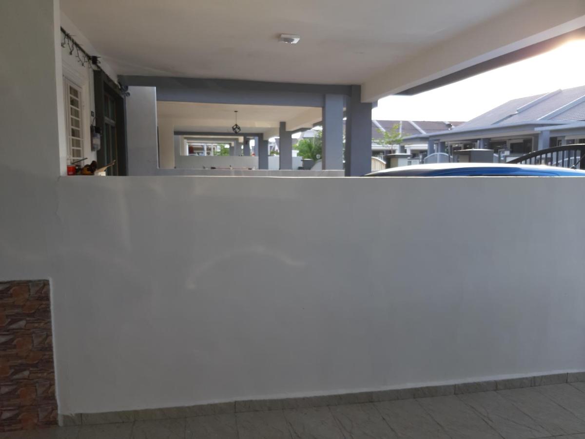 Rumah Armand Tg Minyak Sungai Udang Melaka 4BR Fully Aircond - Housity