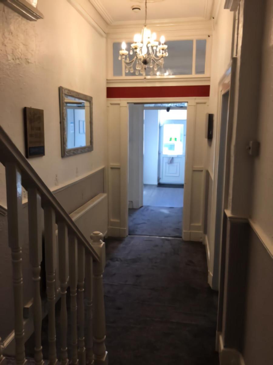 MyRoomz Seaview Hotel - Housity