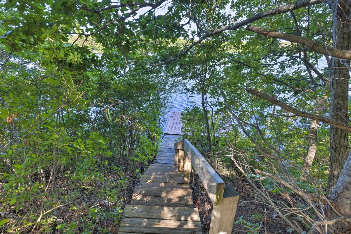 Southampton Winter Getaway with Deck and Fire Pit! - Housity