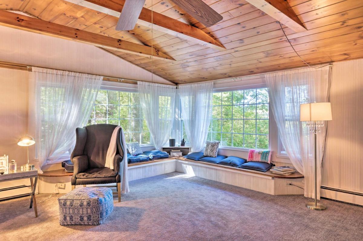 Southampton Winter Getaway with Deck and Fire Pit! - Housity