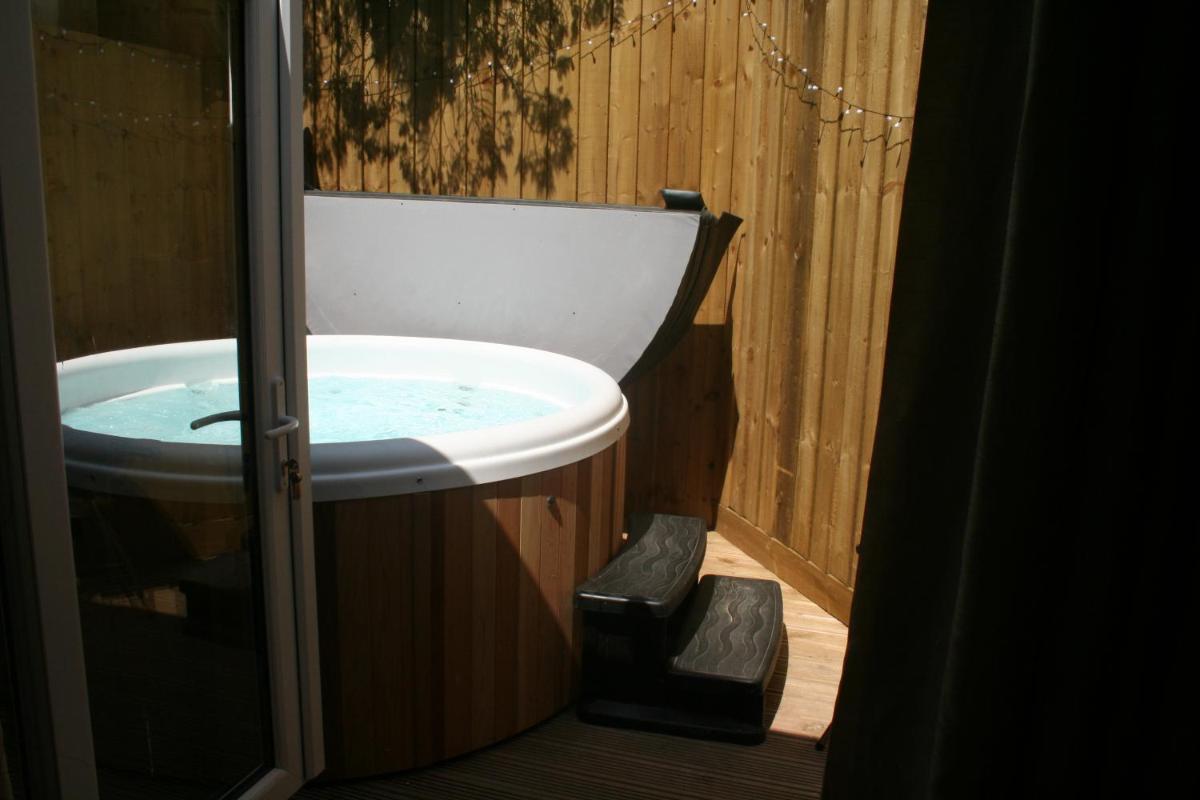 Snow Whites House - Farm Park Stay with Hot Tub - Housity