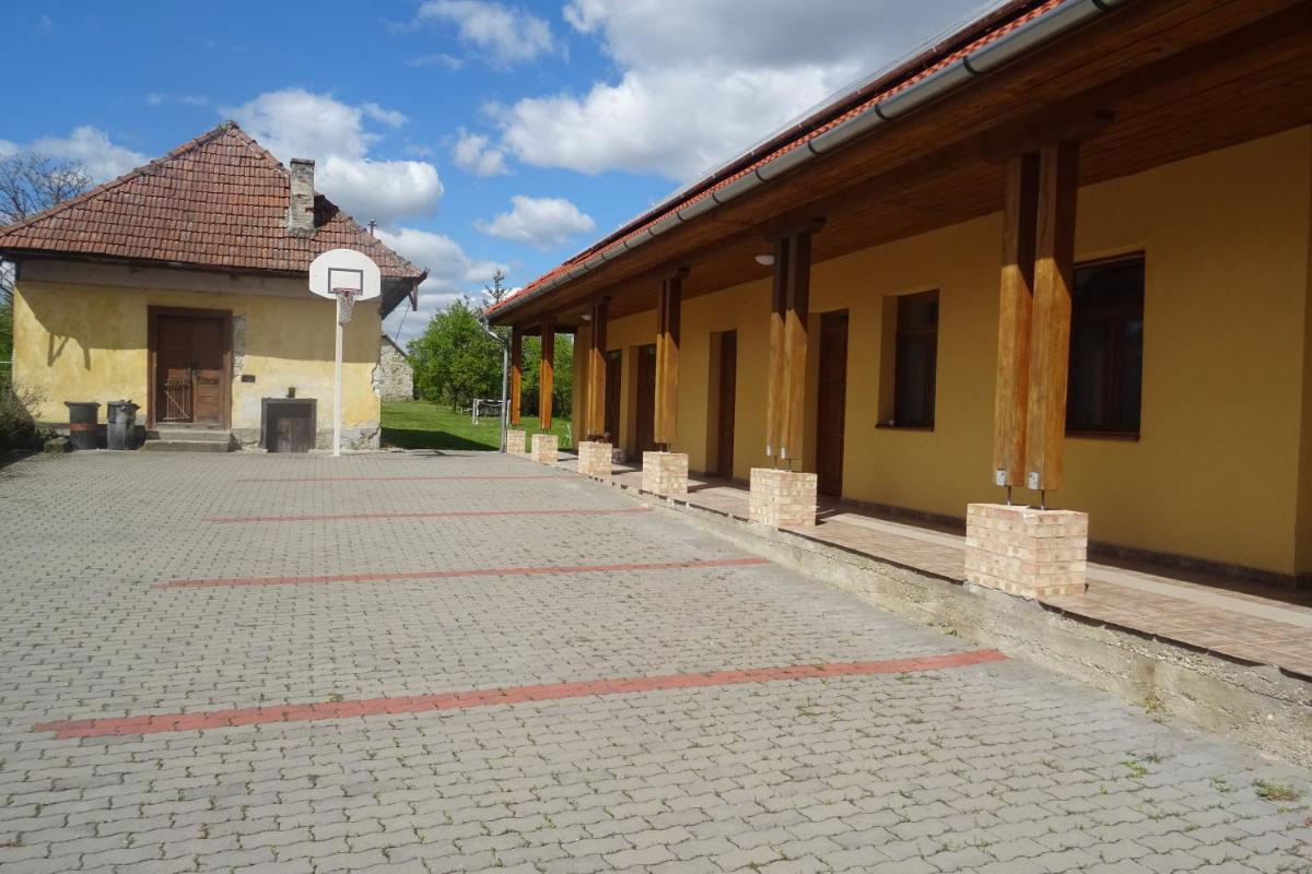 Borostyán Vendégház - Housity