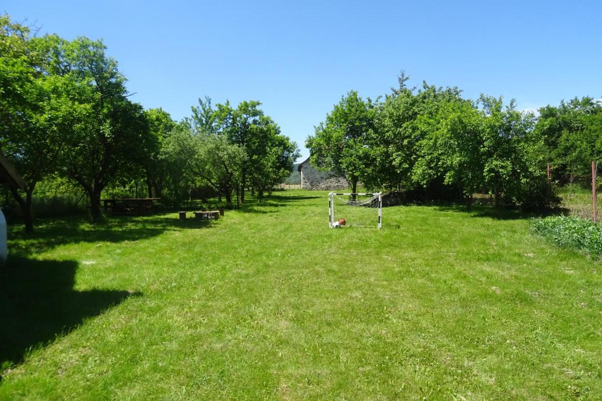 Borostyán Vendégház - Housity