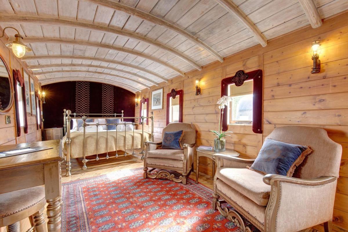 The Railway Hotel by Barefoot Retreats - Housity