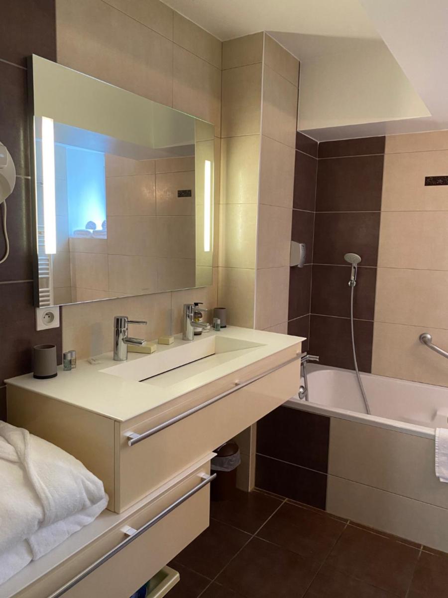 Salle de bains dans l'établissement Logis Relais de la Source