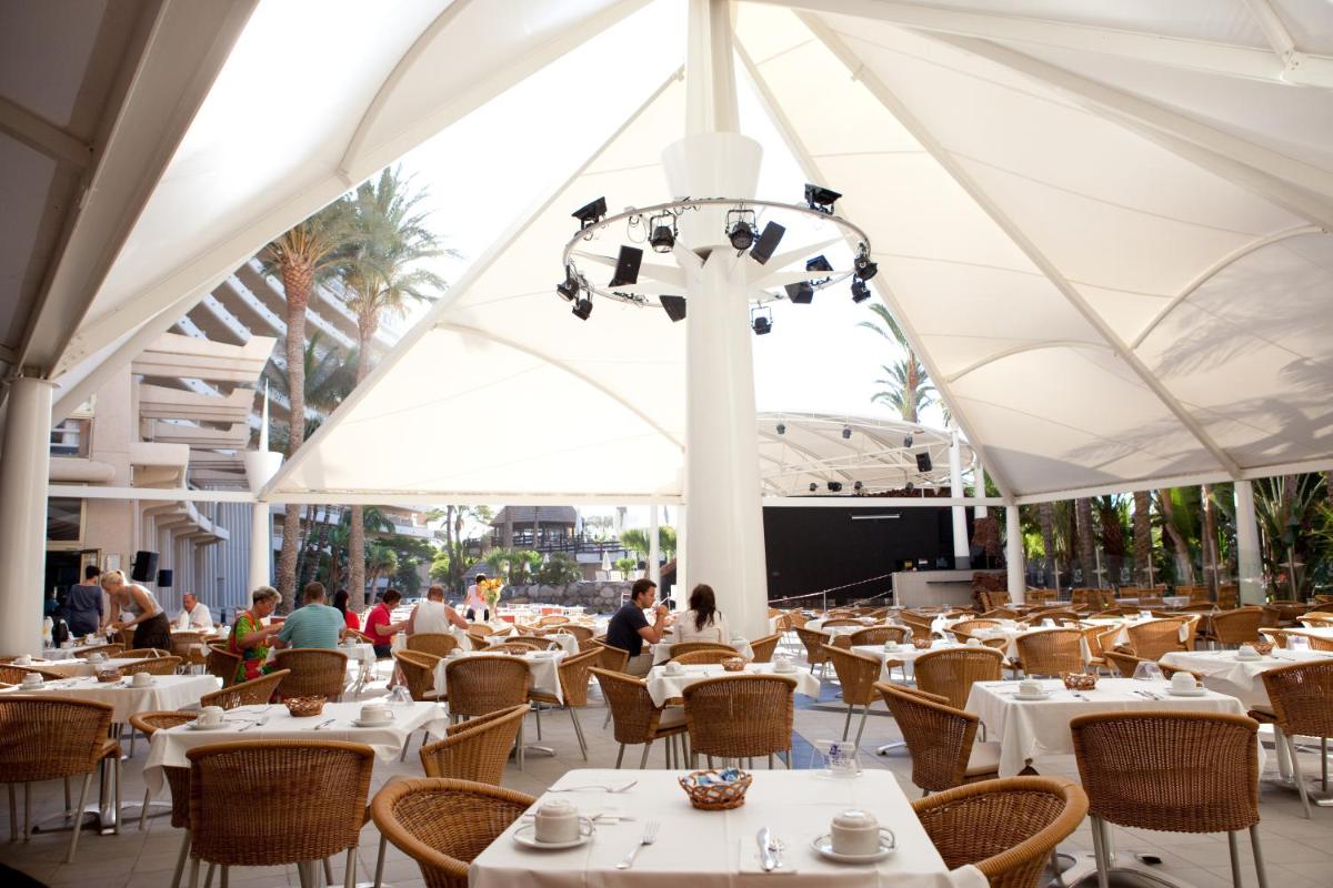 Un restaurante o sitio para comer en Gloria Palace San Agustín Thalasso & Hotel