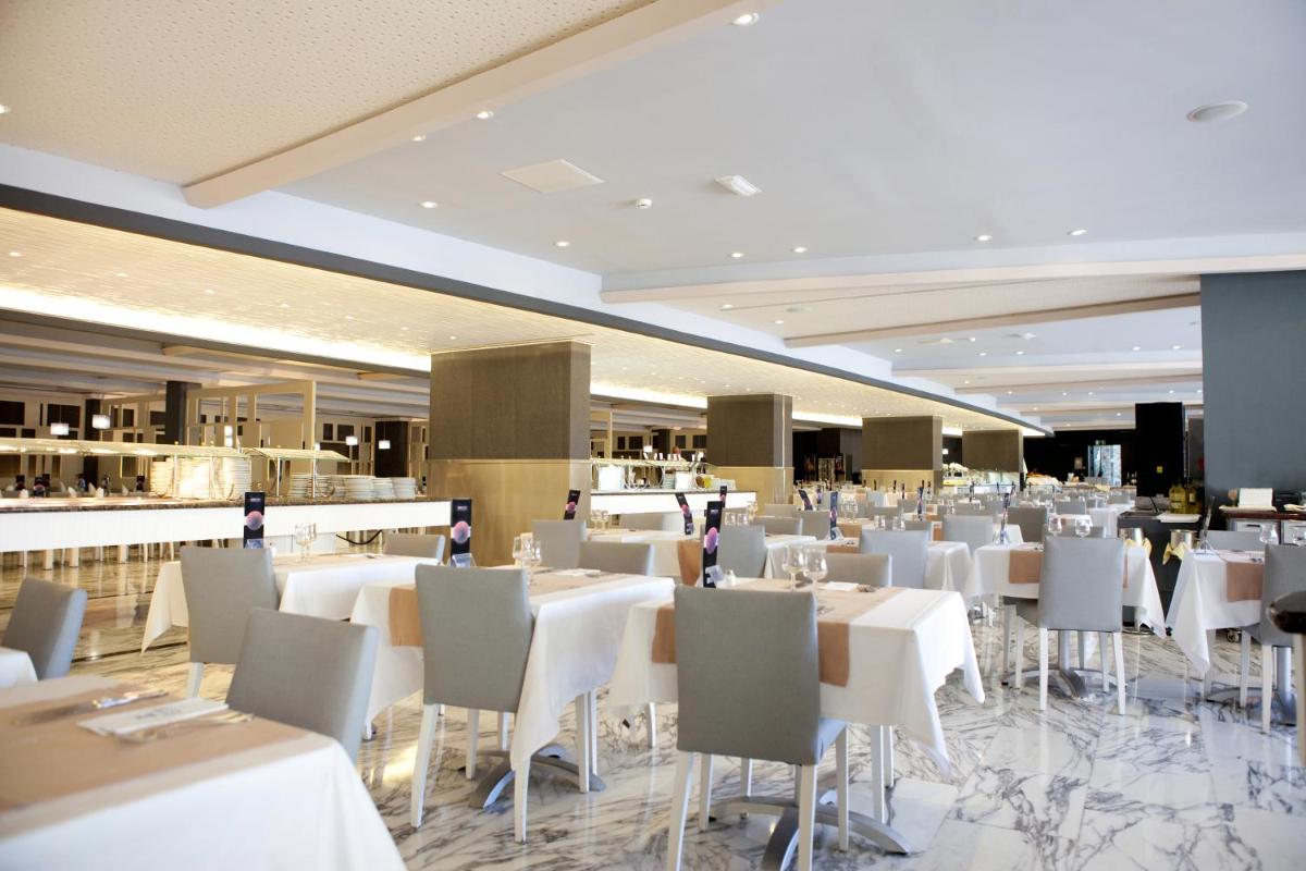 Un restaurante o sitio para comer en Gloria Palace San Agustín Thalasso & Hotel