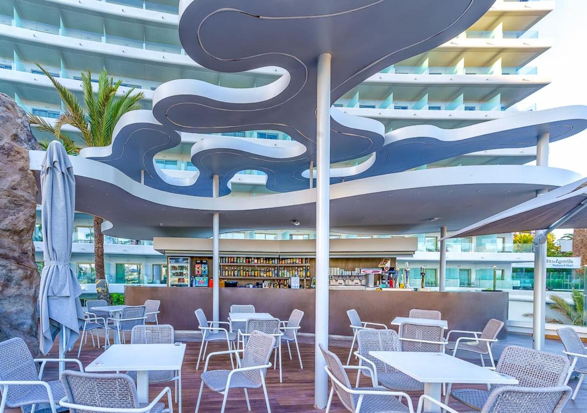 Un restaurante o sitio para comer en Gloria Palace San Agustín Thalasso & Hotel