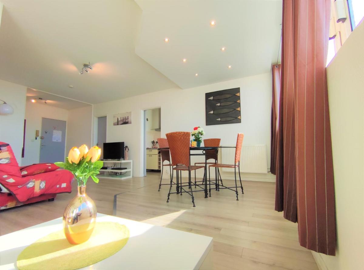 5 appartements indépendants situés à mi-chemin entre le Vieux Port et le Pont de l île de Ré - Housity