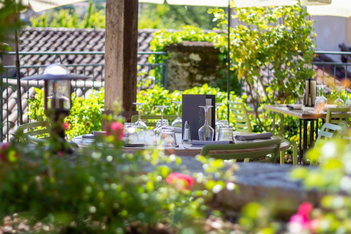 Jardin de l'établissement Hôtel Spa La Truite Dorée
