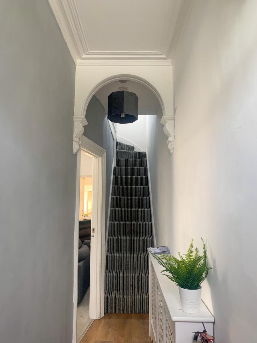 Spacious 2 bed terrace with on street parking - Housity