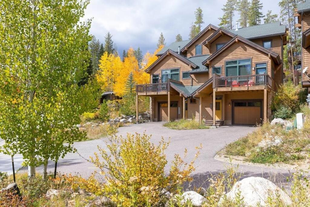 NEW LISTING 4bd4ba Townhome - Free Ski Shuttle - Housity