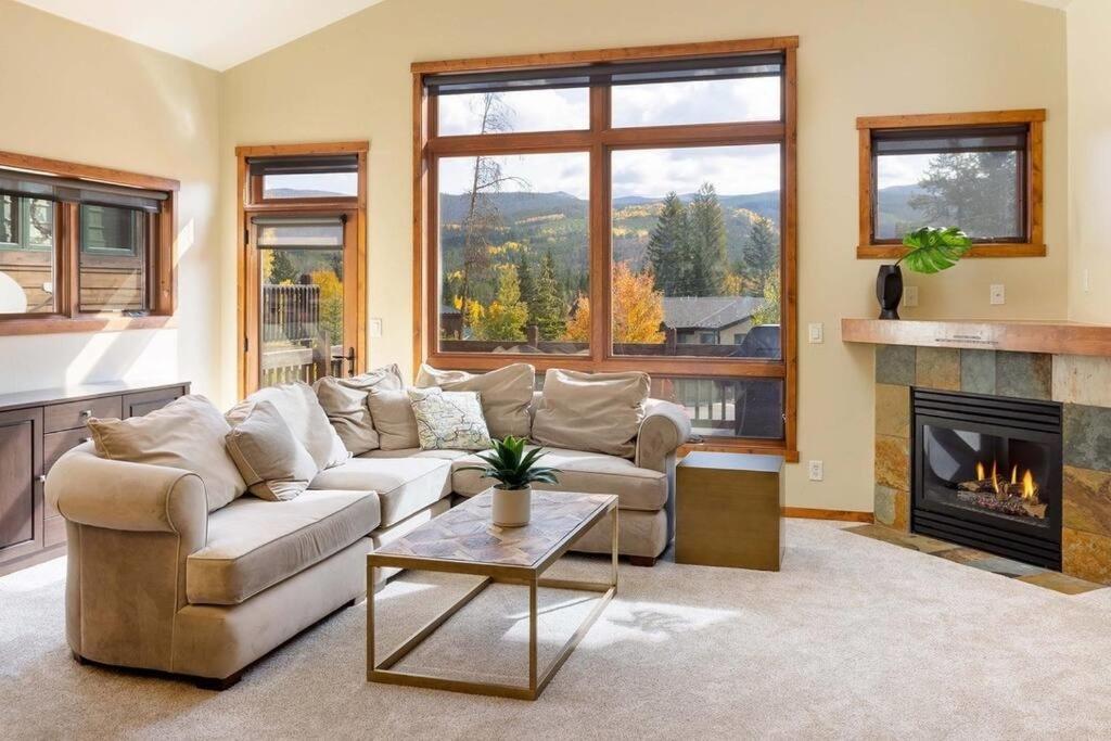 NEW LISTING 4bd4ba Townhome - Free Ski Shuttle - Housity