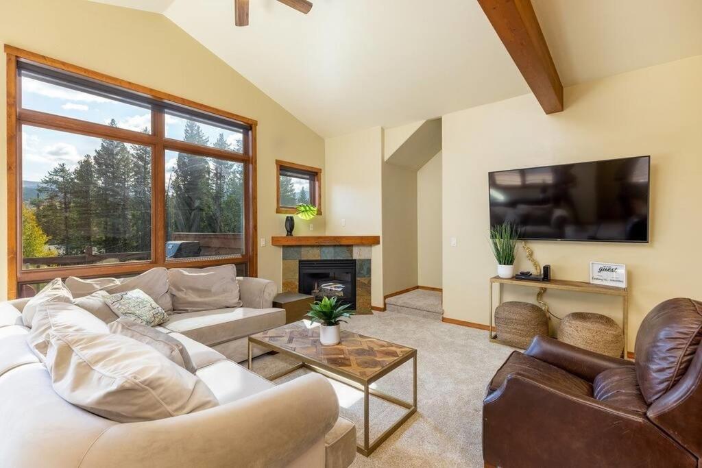 NEW LISTING 4bd4ba Townhome - Free Ski Shuttle - Housity