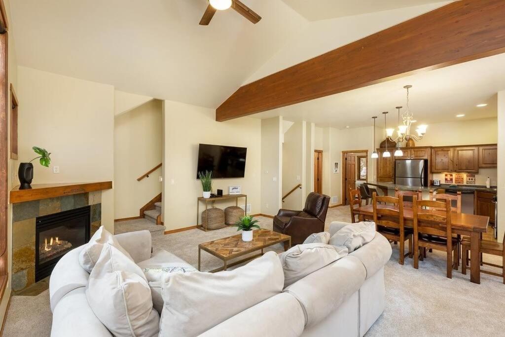 NEW LISTING 4bd4ba Townhome - Free Ski Shuttle - Housity