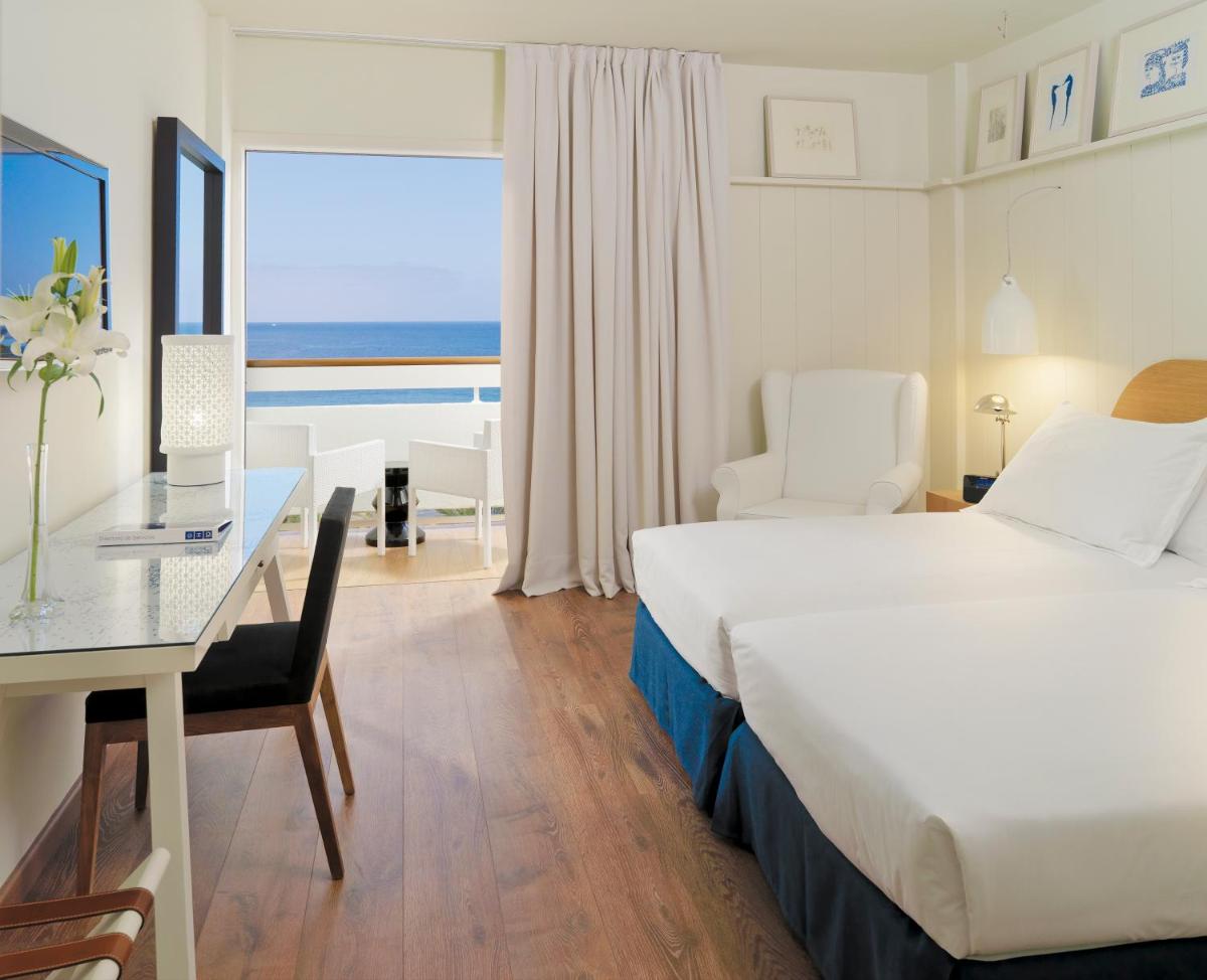 Una habitación de hotel con una cama y un escritorio con una computadora. en Boutique Hotel H10 Big Sur - Adults Only, en Los Cristianos 24 fotos más