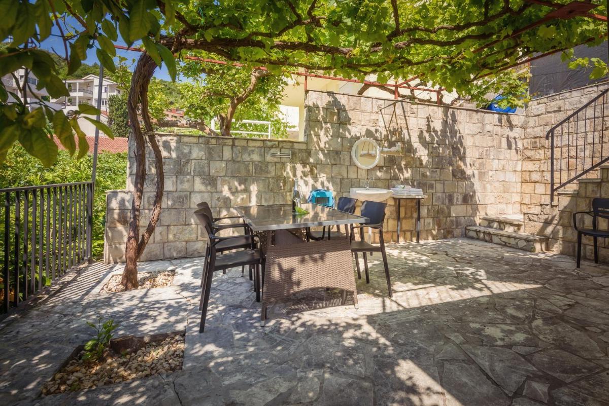 Family House Grey - Housity